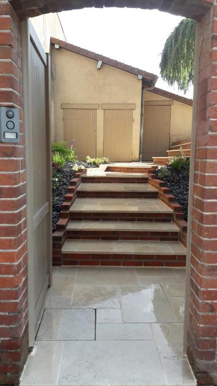 Escalier -Travertin calcaire et briquettes rouges