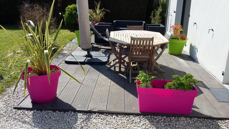 Pots colorés sur une terrasse