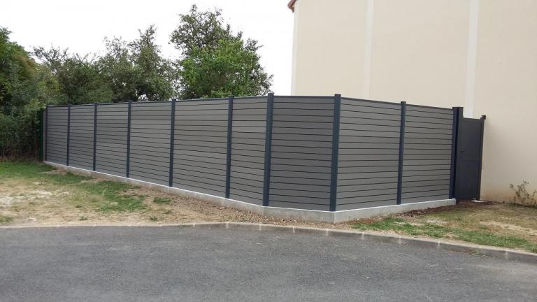 Clôture en bois composite avec muret de soubassement