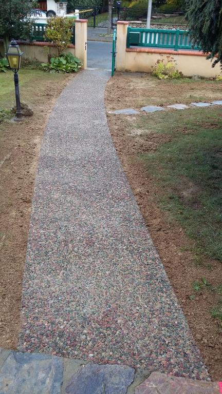 Béton désactivé avec un mélange de gravillons bordeaux et de gris foncés