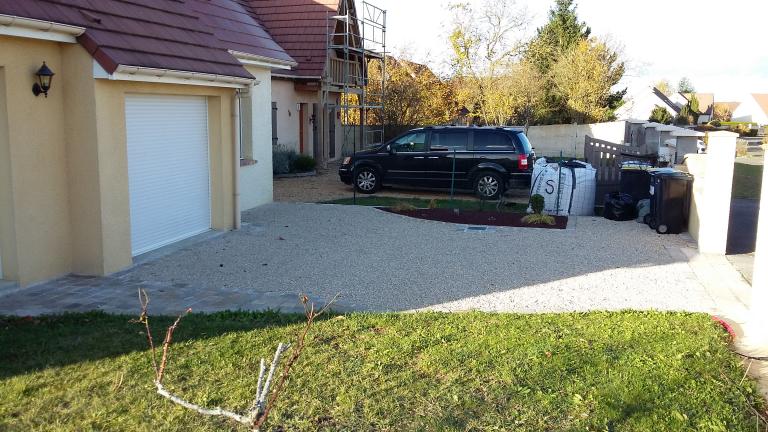 Cour en gravillons calcaires stabilisés et pavage en grès