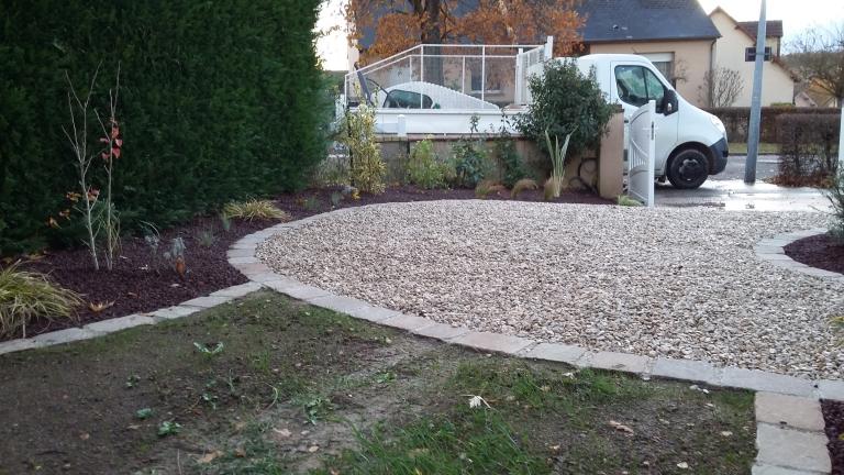 Place de parking en gravillons stabilisés et aménagement de massifs