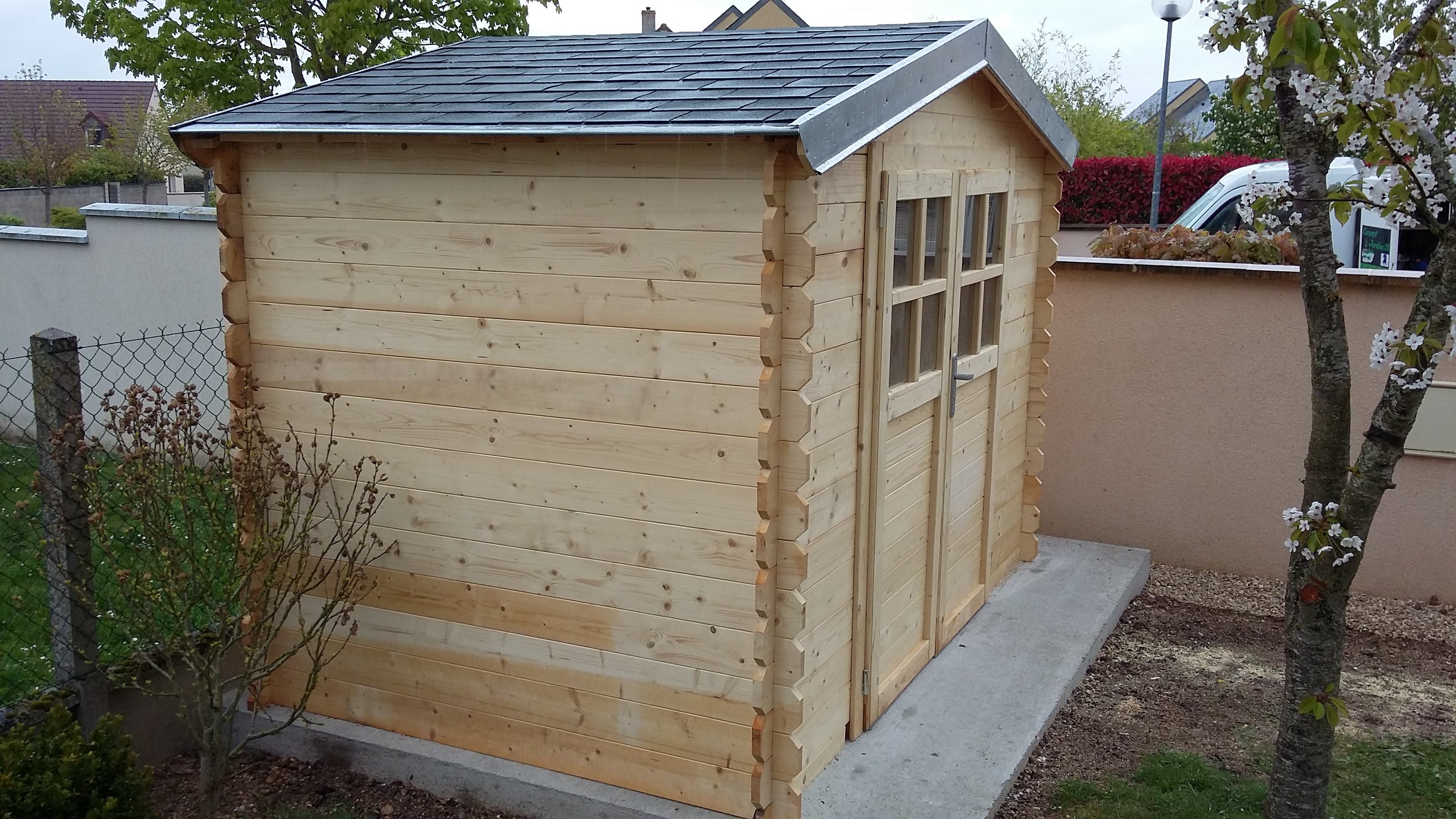 Réalisation d'une dalle béton, assemblage du chalet, couverture avec zingueries