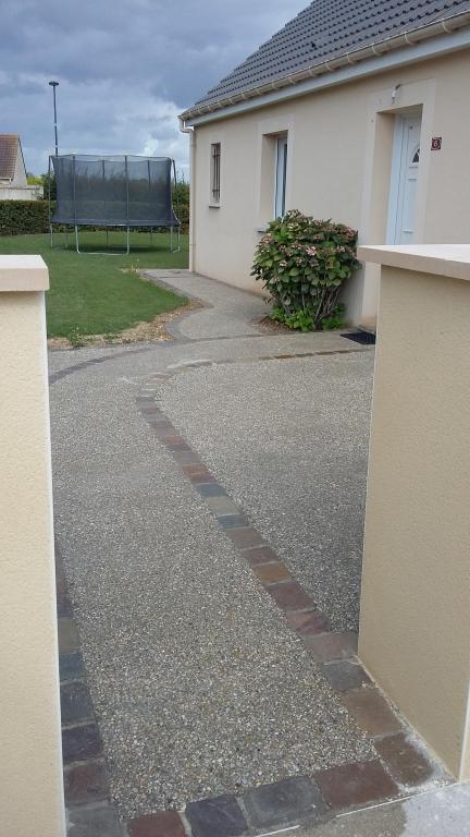 Béton désactivé gravillons roulés et pavés de rue en grès