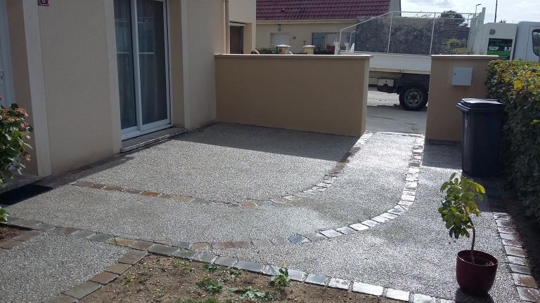 Béton désactivé gravillons roulés et pavés de rue en grès