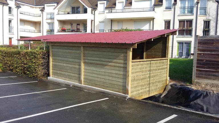 Local à vélo en bois sur bassin de rétention pour une copropriété de LÈVES 