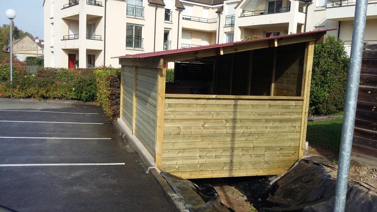 Local à vélo en bois sur bassin de rétention pour une copropriété de LÈVES