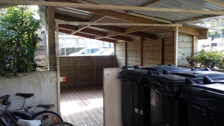 Local à vélo en bois sur bassin de rétention pour une copropriété de LÈVES - Intérieur