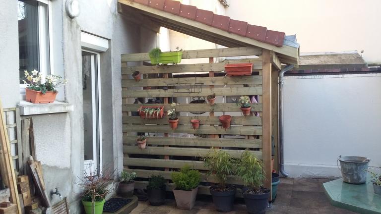 Abri bois sur une terrasse