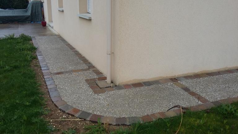Béton désactivé gravillons roulés et pavés de rue en grès