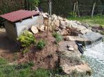 Local technique abritant filtration et pompes intégré derrière la cascade