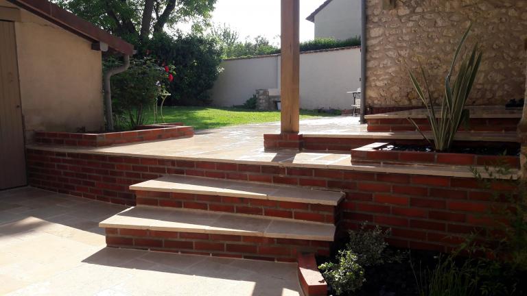 Escalier et terrasse -Travertin calcaire et briquettes rouges