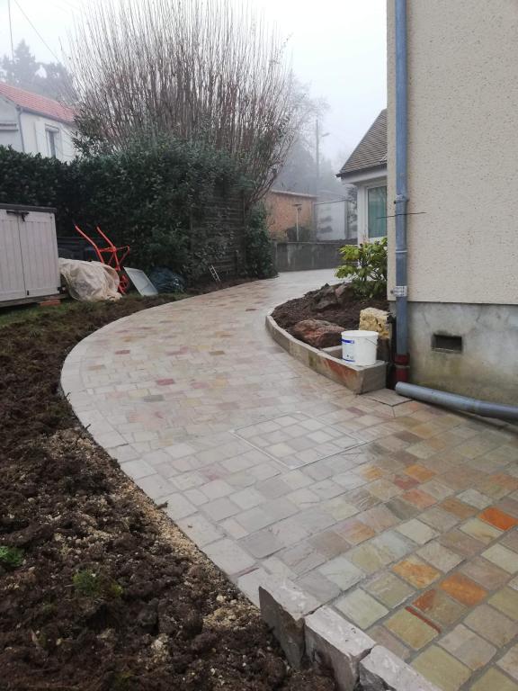 Allée en pavés de grès blanc rosé