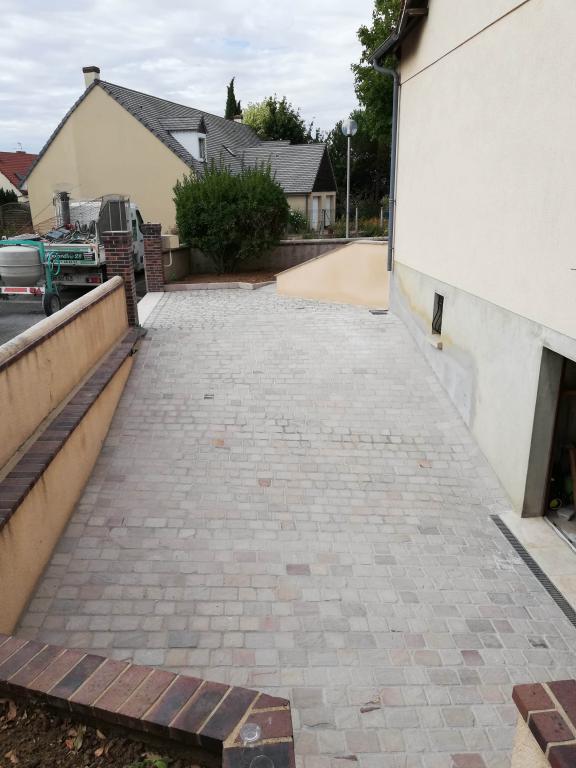 Descente de garage en pavés de grès blanc rosé