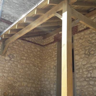 Appentis en bois, assemblage tenon/mortaise, tuiles plates et goutière zinc