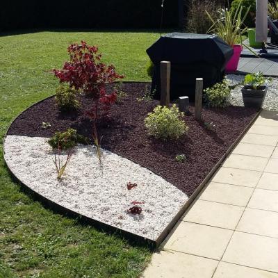 Massifs de plantes vivaces avec décoration minéralel