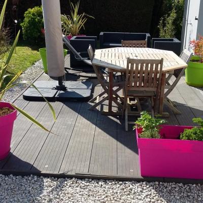 Pots colorés sur une terrasse