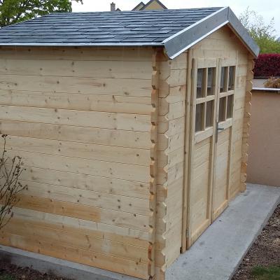 Réalisation d'une dalle béton, assemblage du chalet, couverture avec zingueries