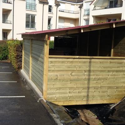 Local à vélo en bois sur bassin de rétention pour une copropriété de LÈVES