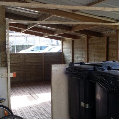 Local à vélo en bois sur bassin de rétention pour une copropriété de LÈVES - Intérieur