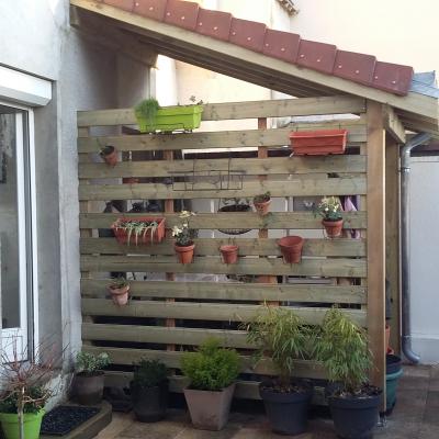 Abri bois sur une terrasse